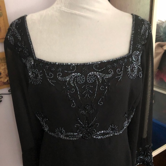 Black gown - Picture 2 of 12